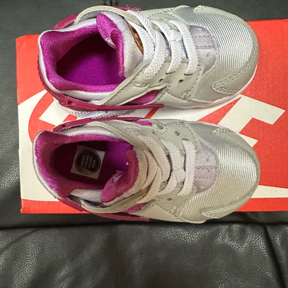 Nike Huaraches Run Shoes (Toddler) - Picture 2 of 3
